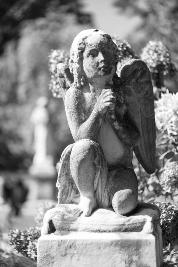 File:Sculpture of a child angel kneeling and praying at Oakland Cemetery in Atlanta.jpg