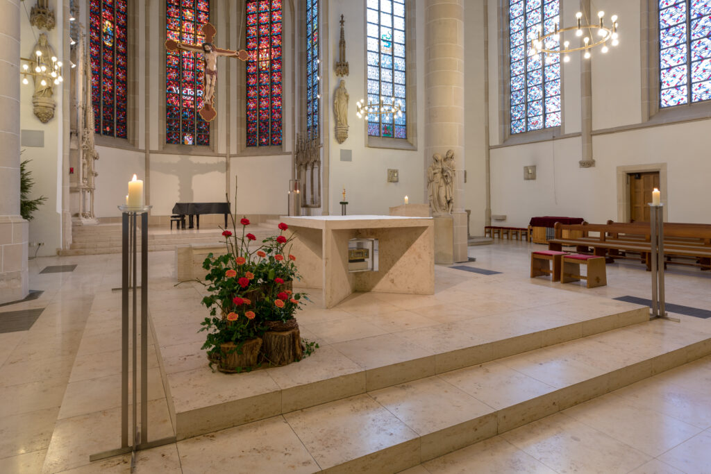 File:Dülmen, St.-Viktor-Kirche, Innenansicht, Altar -- 2018 -- 0586.jpg